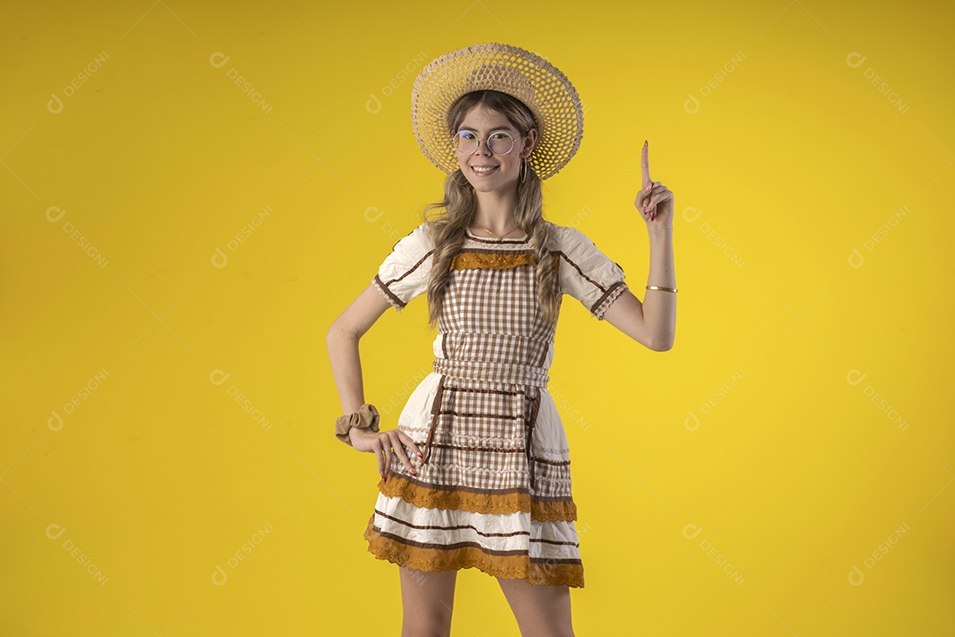 Jovem linda usando roupas de festa junina e acessórios