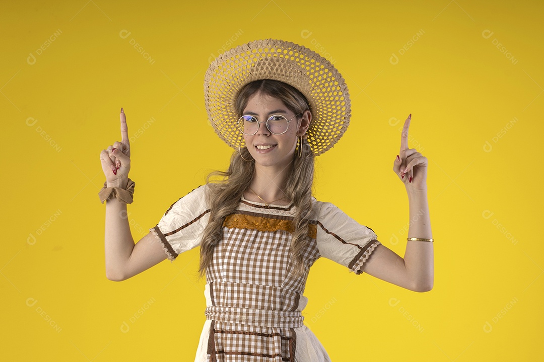 Jovem linda usando roupa festa junina e acessórios