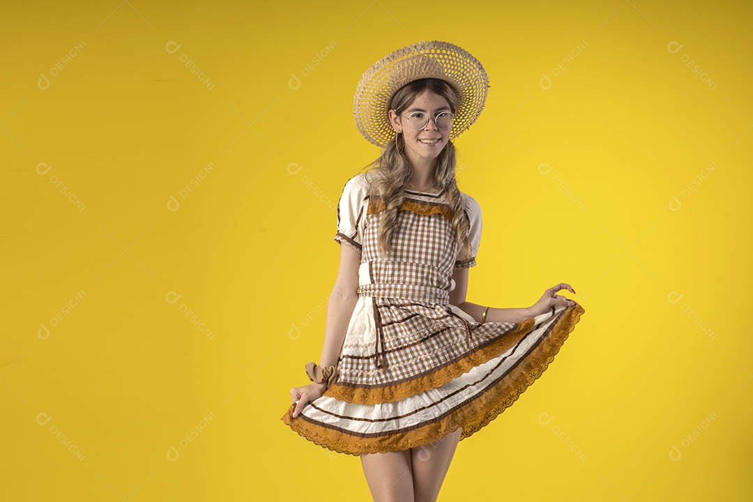 Jovem linda usando roupa de festa junina e acessórios