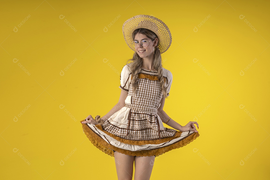 Jovem linda usando roupa de festa junina e acessórios