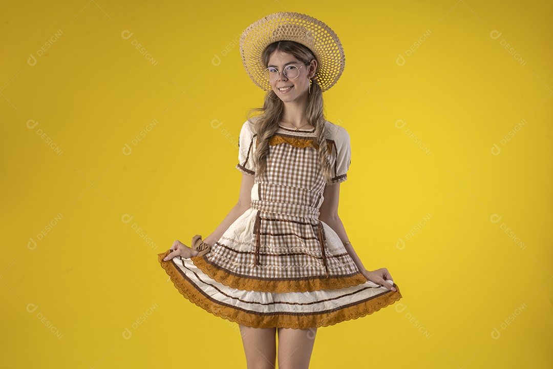Jovem bonita com trajes juninos sorrindo e feliz