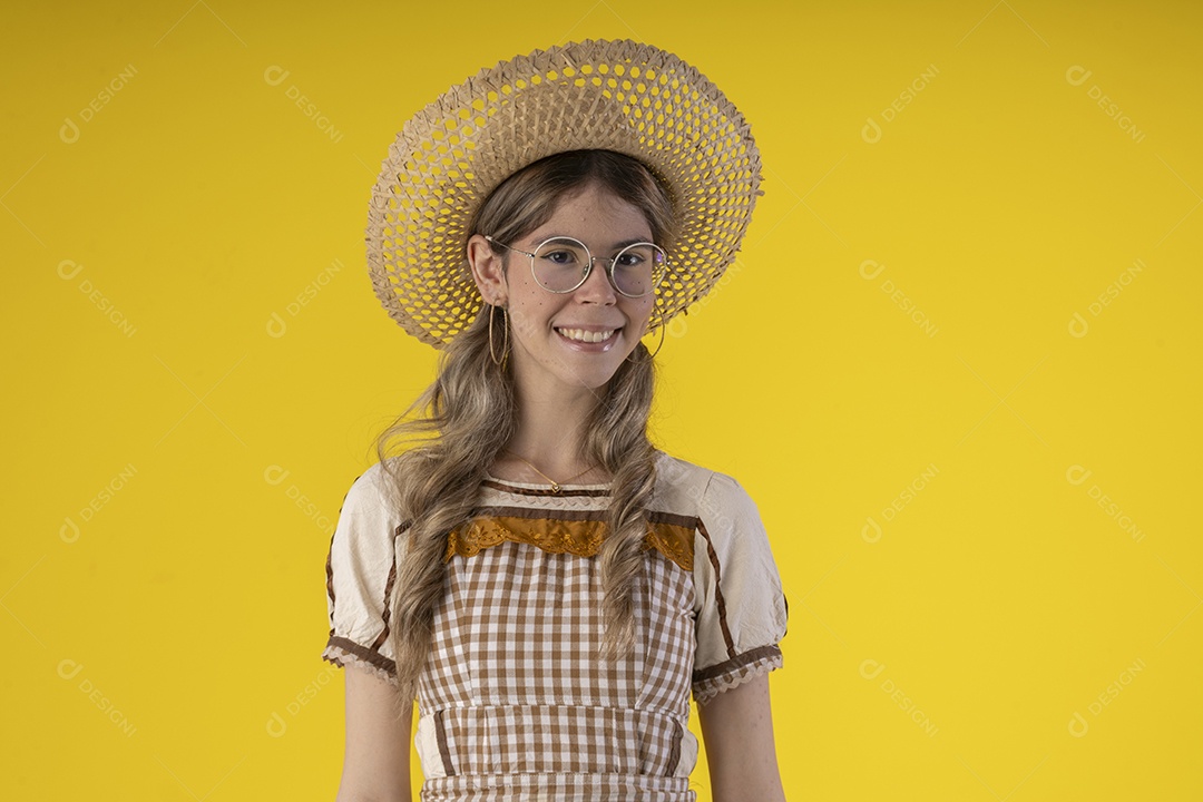 Jovem linda usando roupa de festa junina e acessórios
