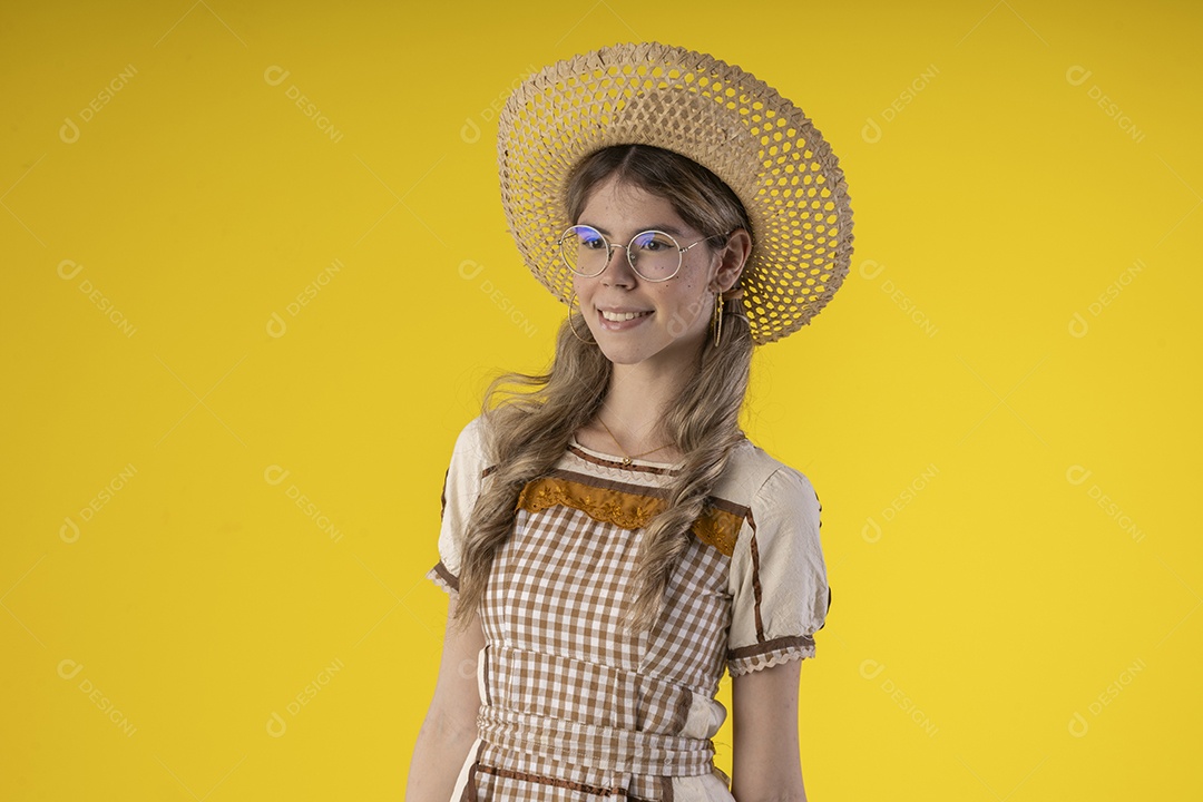 Jovem bonita usando roupa junina e chapéu