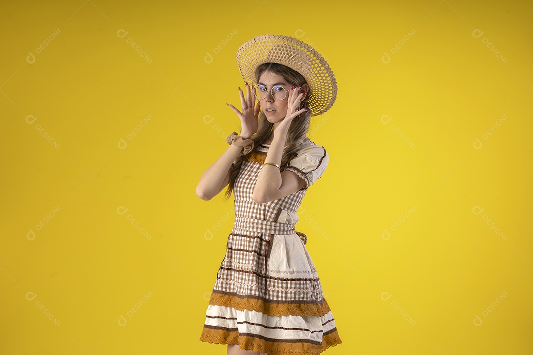 Jovem bonita usando roupa junina e chapéu