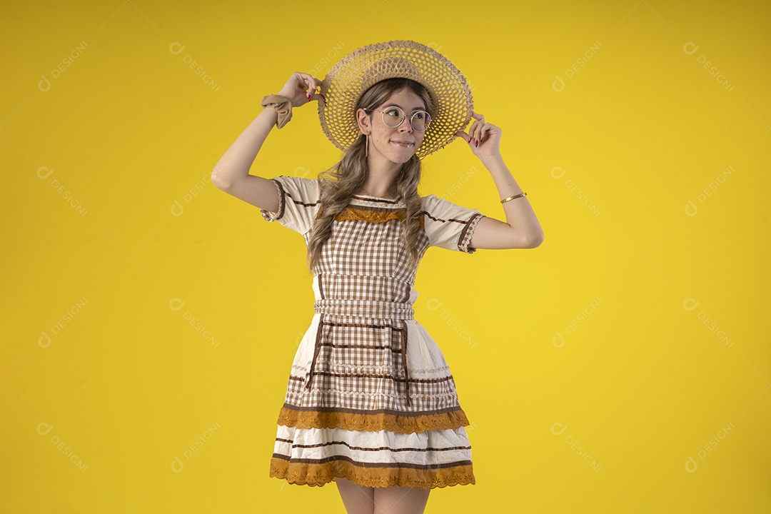 Jovem bonita usando roupa de festa junina e acessórios