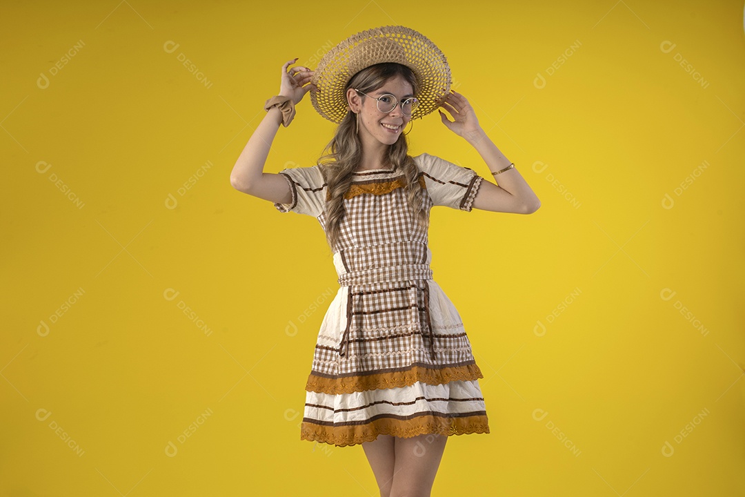 Jovem bonita usando roupa de festa junina e acessórios