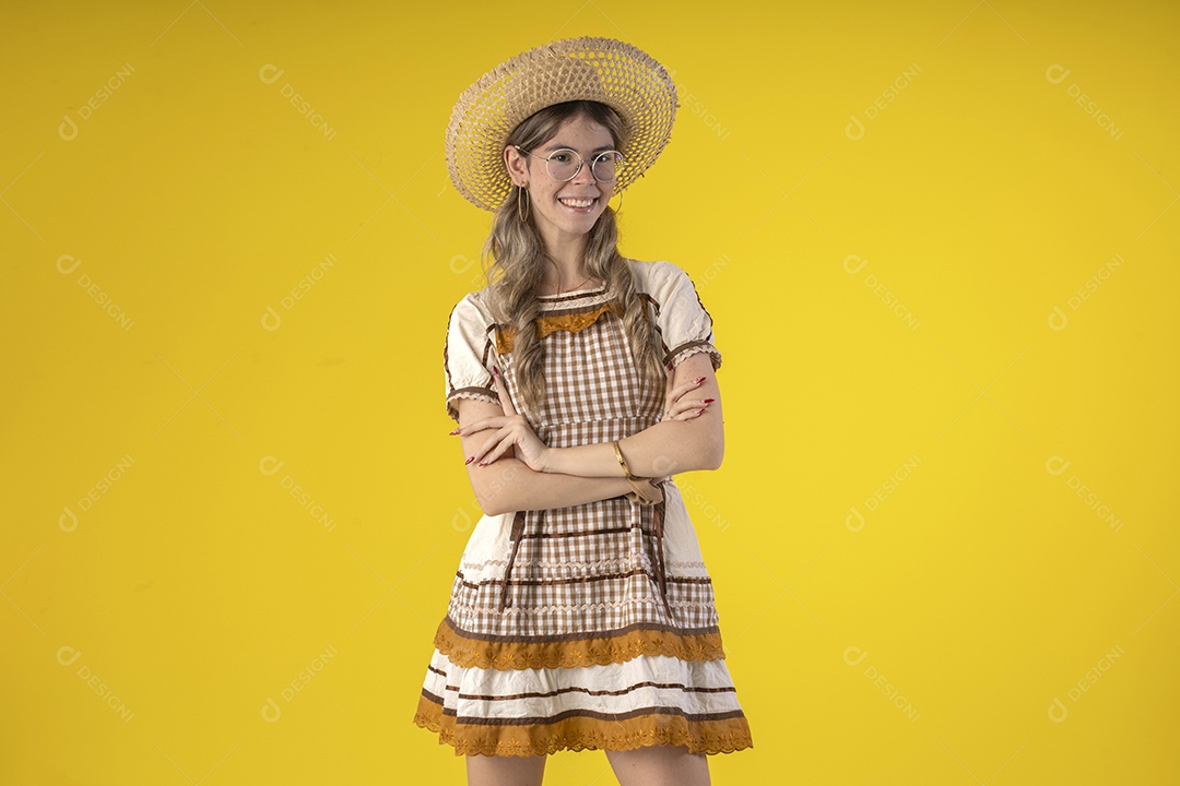 Jovem bonita com roupa de festa junina e acessório