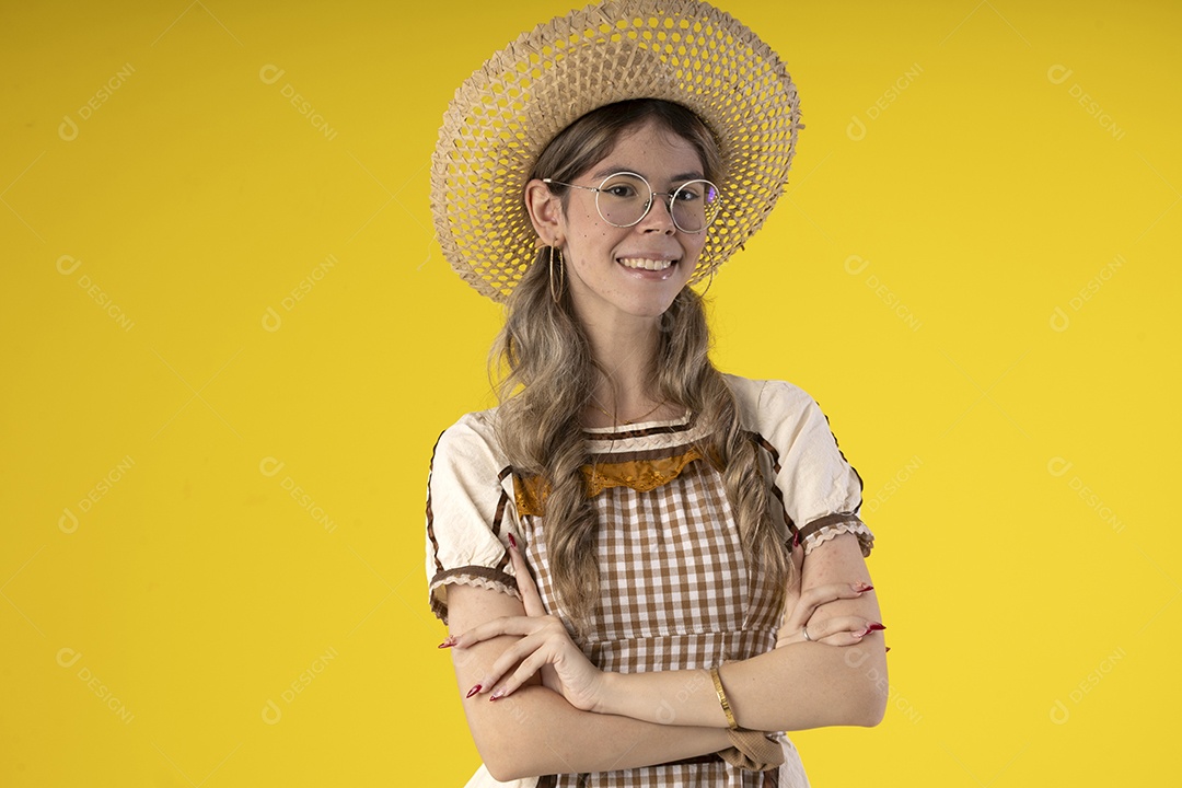 Jovem bonita com roupa de festa junina e acessório