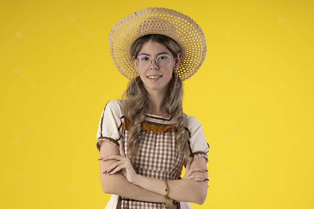 Jovem bonita com trajes junino e acessório chapéu e óculos