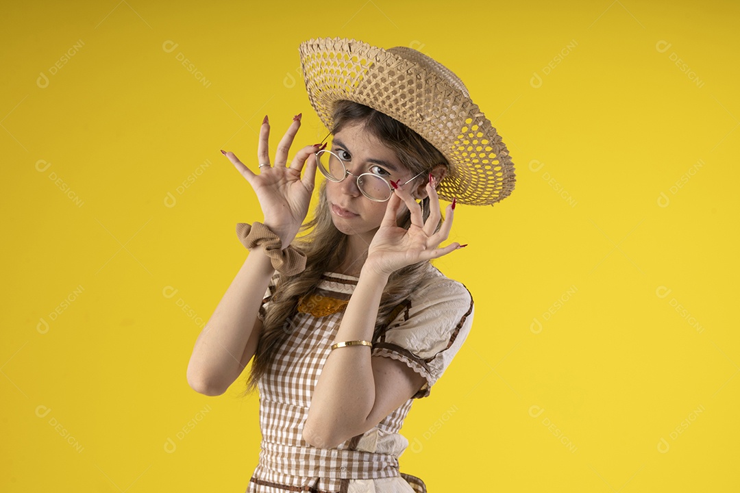 Jovem bonita com trajes juninos óculos e chapéu