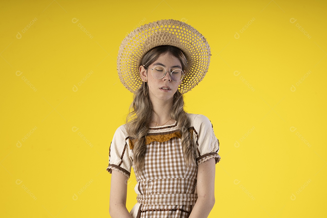 Jovem garota com trajes juninos usando óculos de olhos fechados