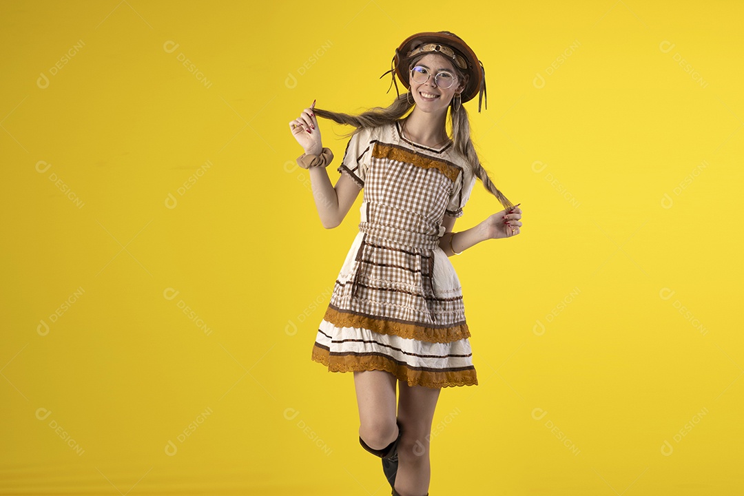 Jovem bonita usando roupa junina e chapéu