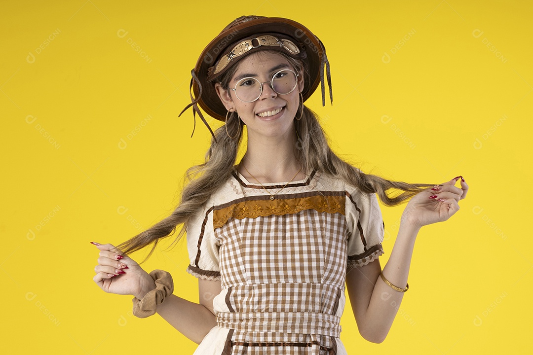 Jovem bonita usando roupa junina e chapéu