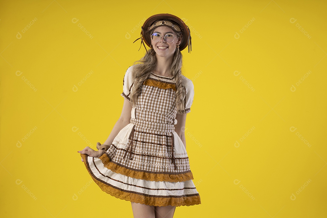 Jovem bonita usando roupa junina e chapéu