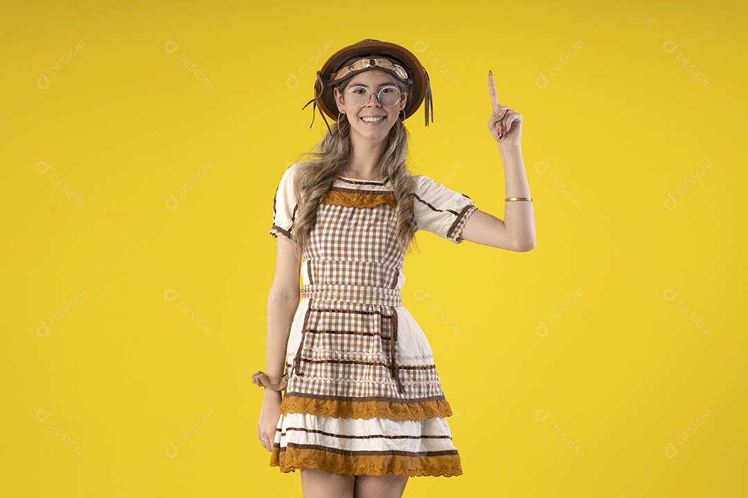 Jovem bonita usando roupa junina e chapéu