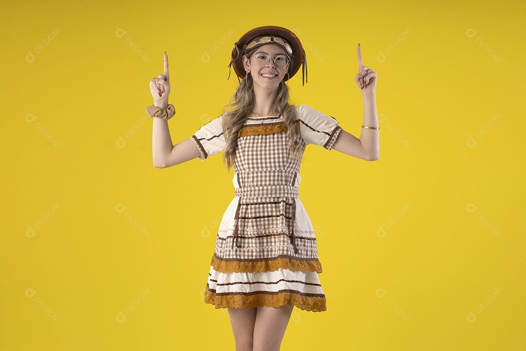 Jovem bonita com trajes juninos e chapéu