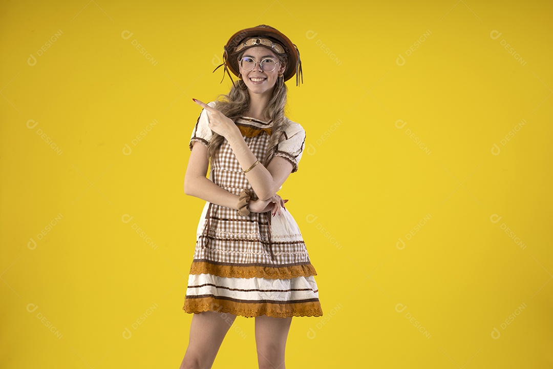 Mulher jovem bonita usando um vestido de festa junina e chapéu