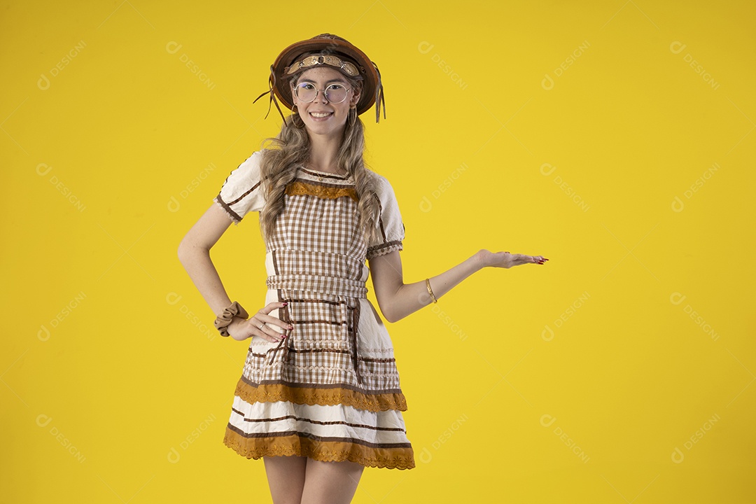 Jovem loira usando um vestido de festa junina com chapéu de couro