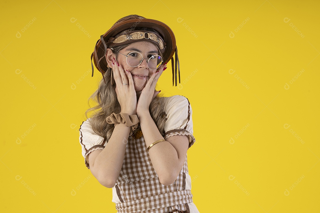 Jovem loira usando um vestido de festa junina com chapéu de couro