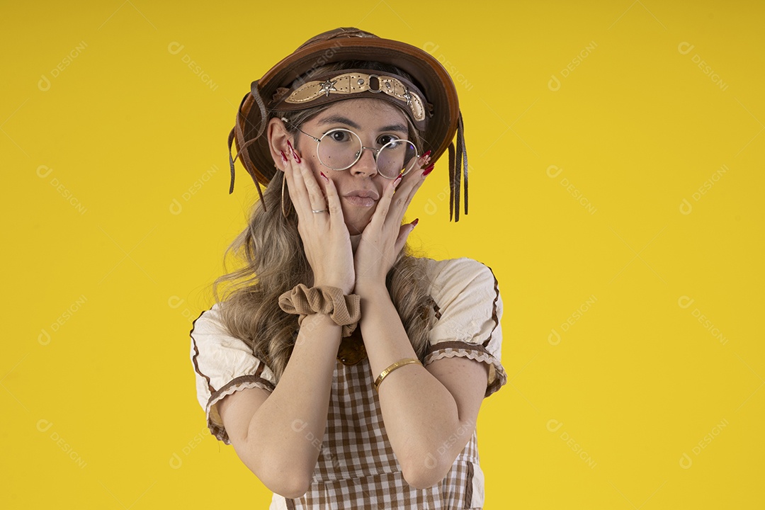 Jovem menina com trajes juninos para festa de são joão