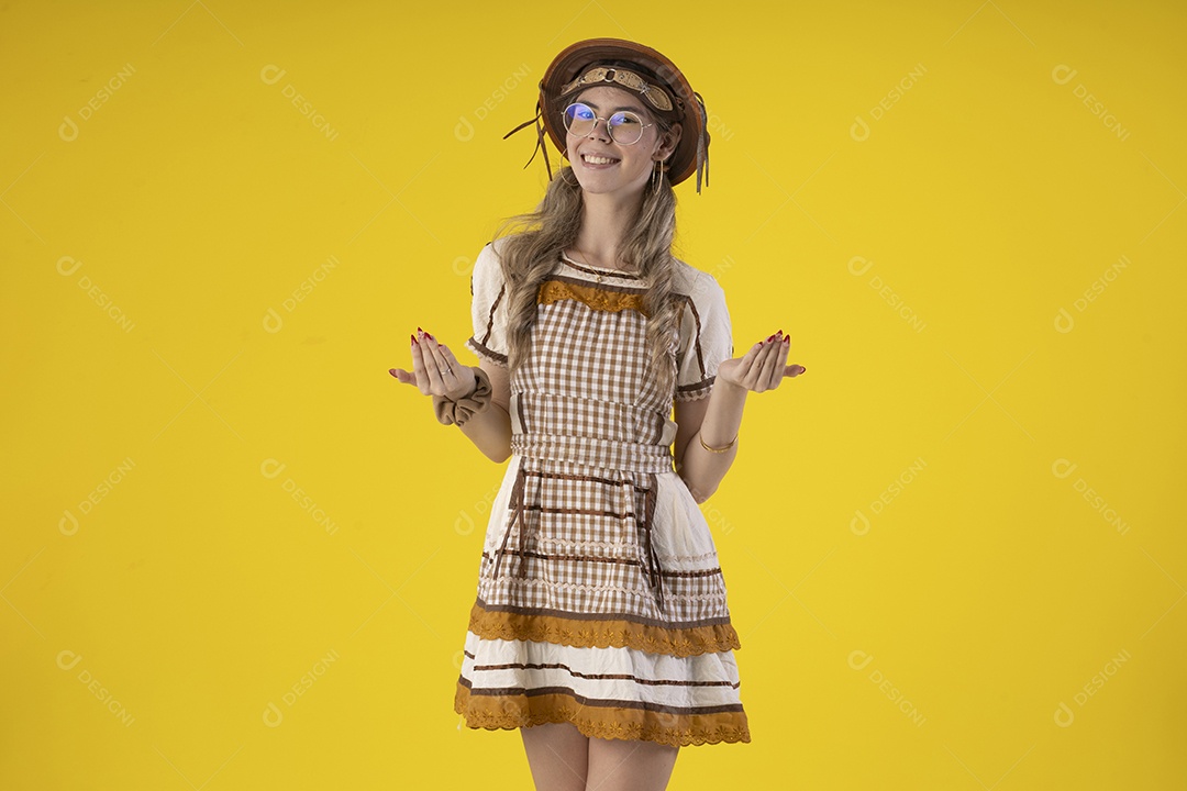 Jovem loira usando um vestido de festa junina com chapéu de couro