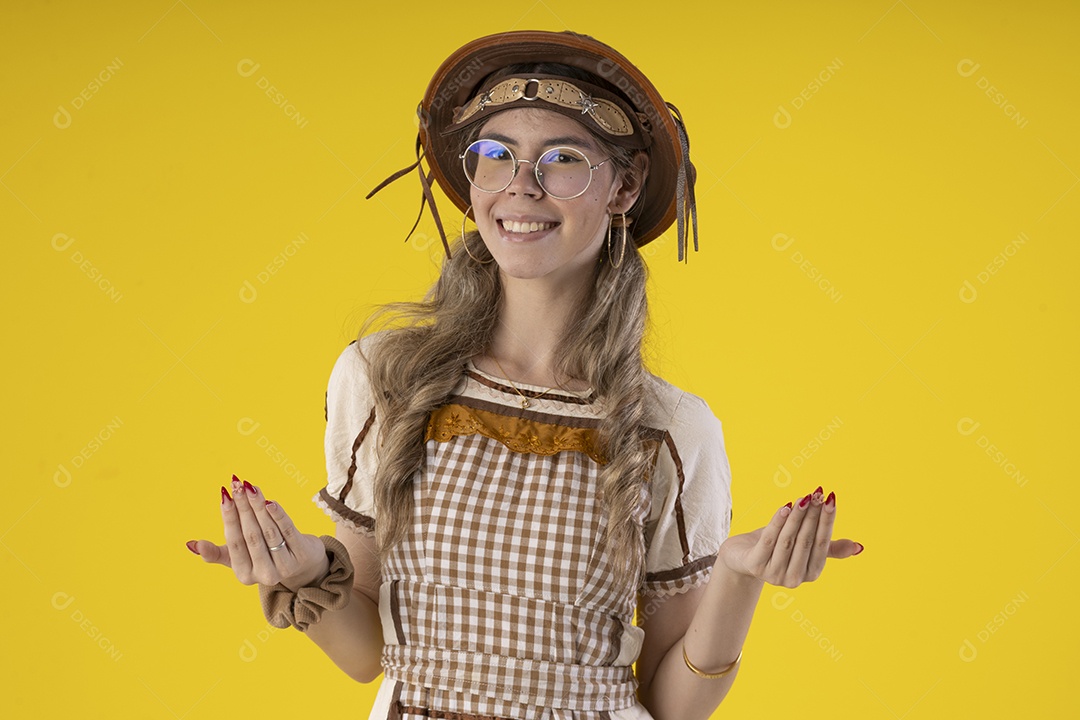 Jovem com trajes típico de festa junina vestido chapéu de couro