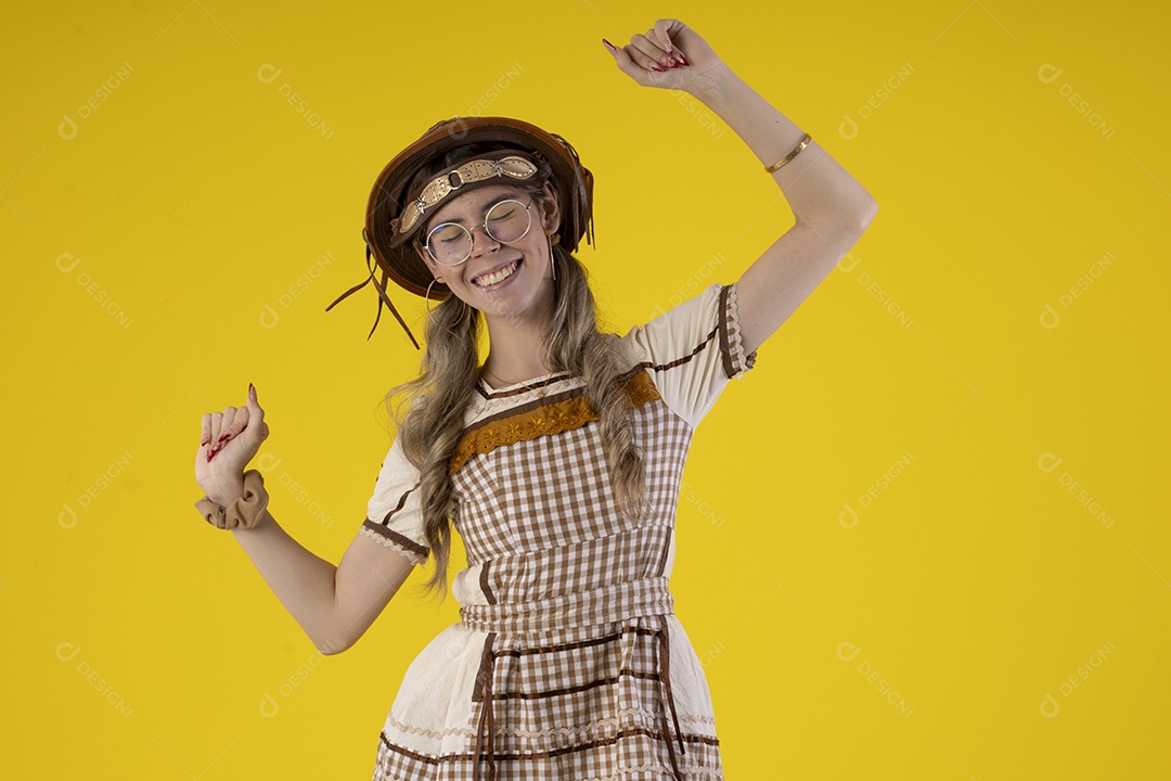 Jovem feliz com mãos para cima e trajes juninos típicos