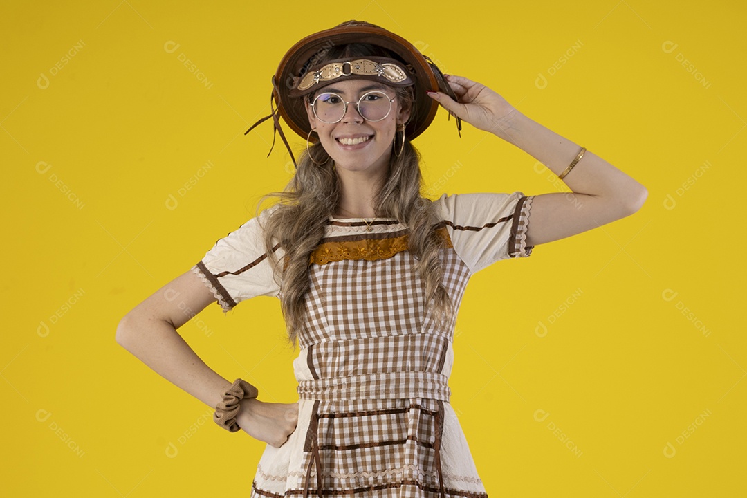 Garota linda com pose e trajes juninos