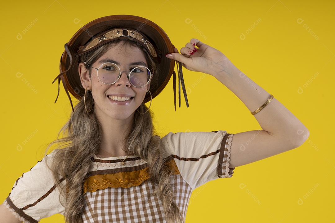 Jovem e linda garota com trajes juninos típicos para festa de são joão