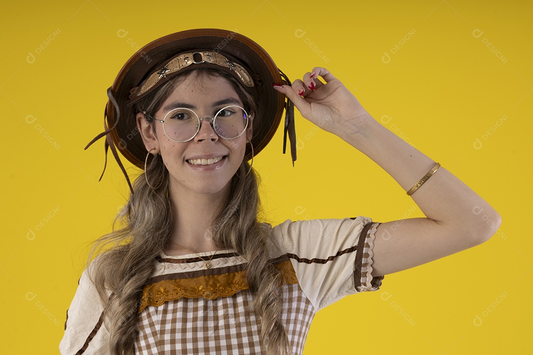 Jovem garota com trajes juninos e gesto de mão no chapéu