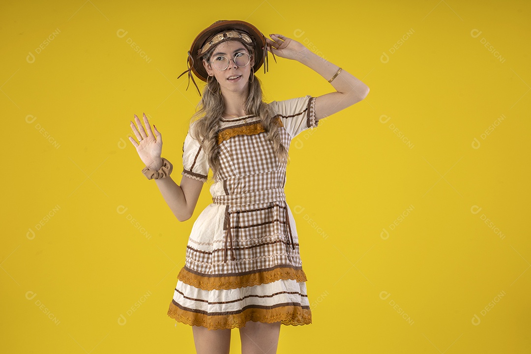 Jovem feliz com trajes típicos de festa junina com mãos na cabeça