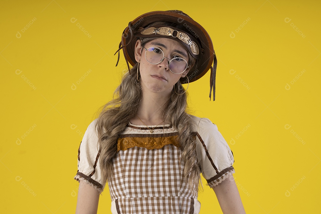 Jovem com gesto de triste e trajes juninos