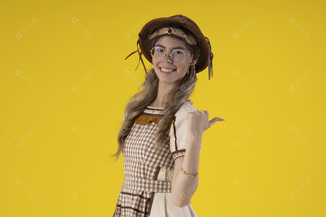 Jovem feliz com trajes juninos e pose de acenar ao lado