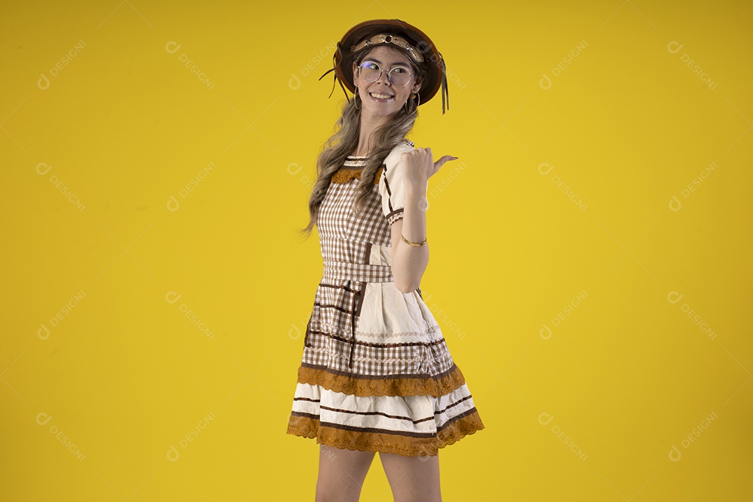 Jovem feliz com trajes juninos e pose de grito