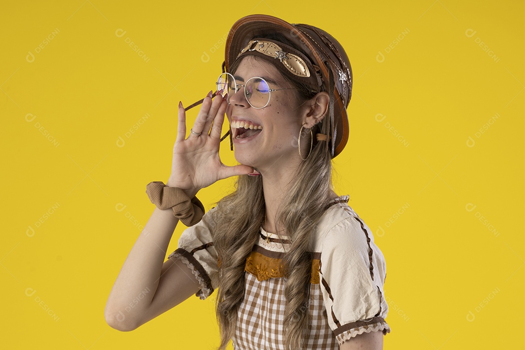 Jovem feliz com trajes juninos e pose de grito