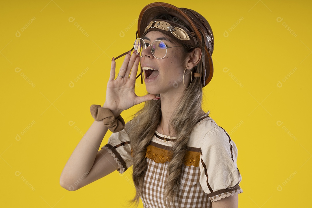 Jovem com trajes típicos de festas junina