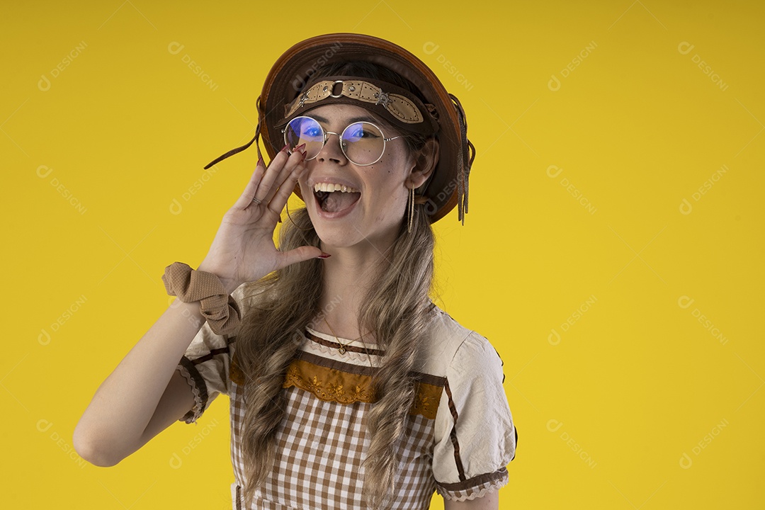 Jovem com trajes de quadrilha junina