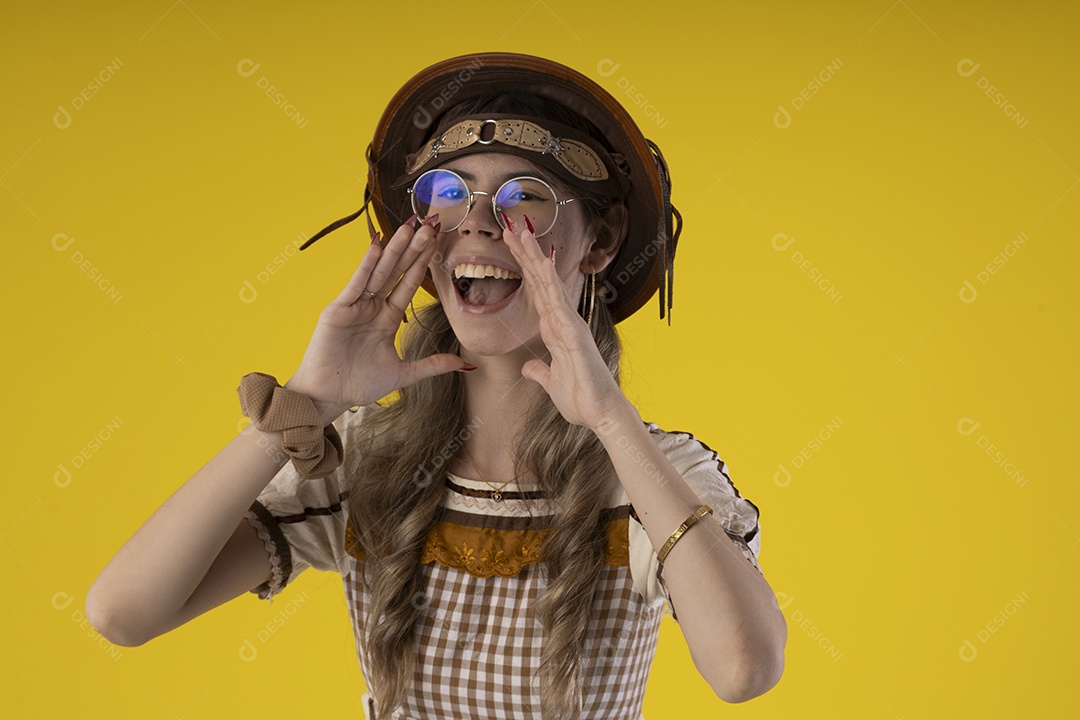 Jovem com trajes típico de festa junina e acessórios