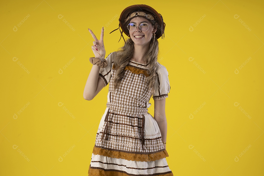 Jovem bonita com trajes juninos para festa