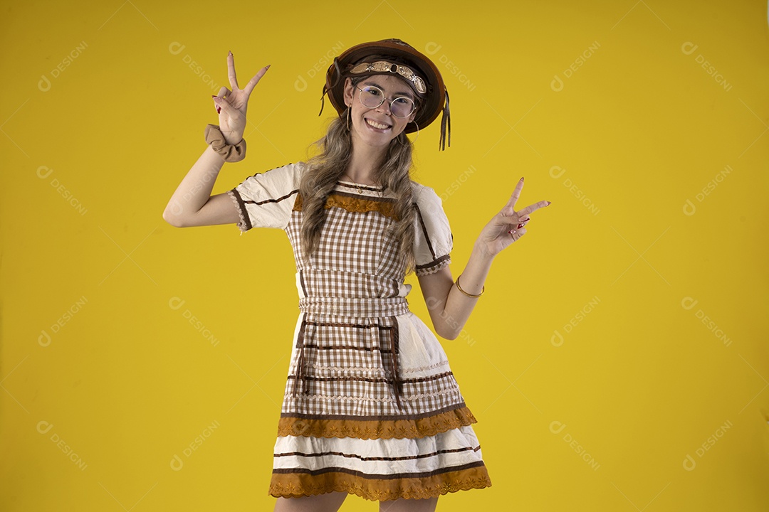 Jovem feliz com trajes típicos de festa junina com mãos para frente