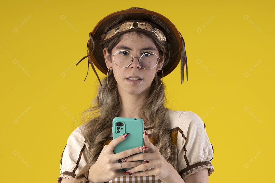 Mulher jovem usando roupas tipicas de festa junina e usando um chapeu de couro