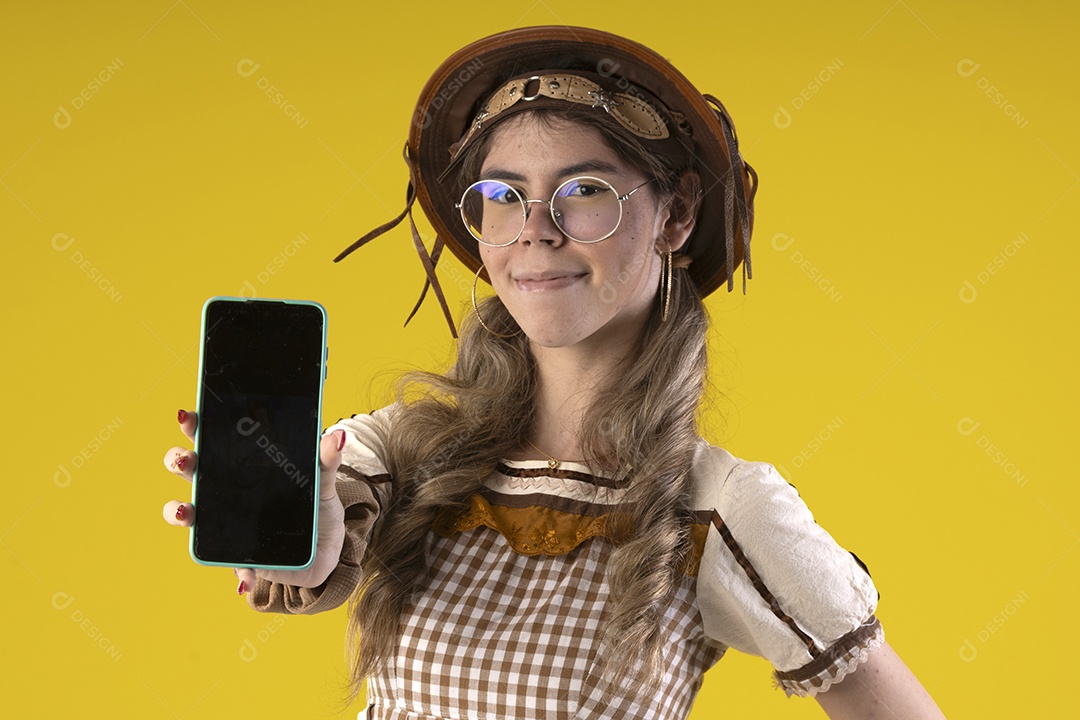 Mulher jovem usando roupas tipicas de festa junina e usando um chapeu de couro e óculos