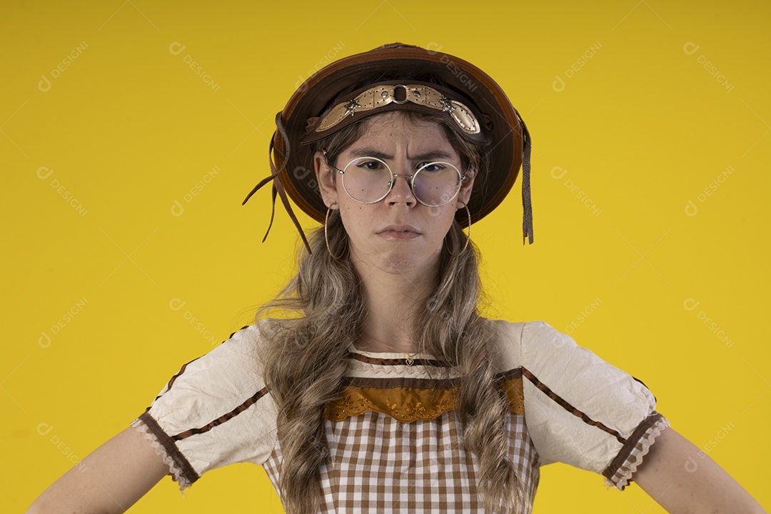 Jovem com trajes juninos e mão na cintura