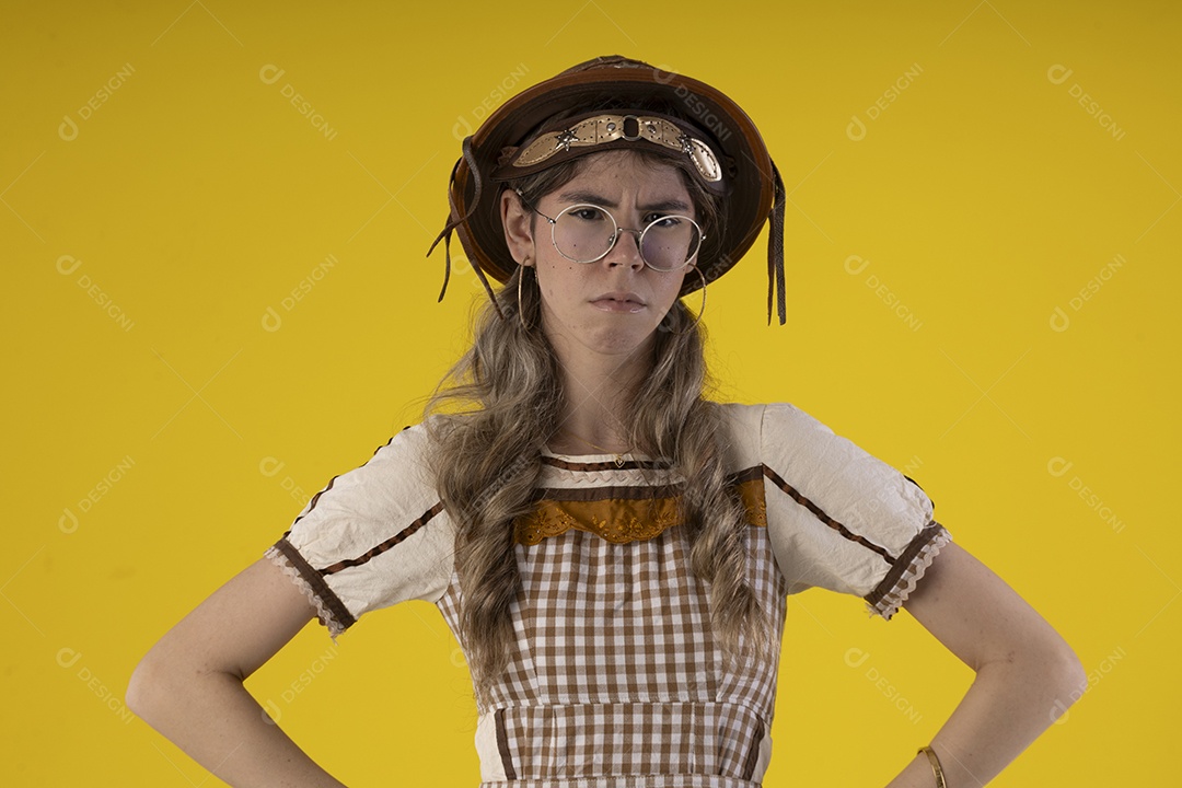 Jovem com trajes de festa junina e usando óculos