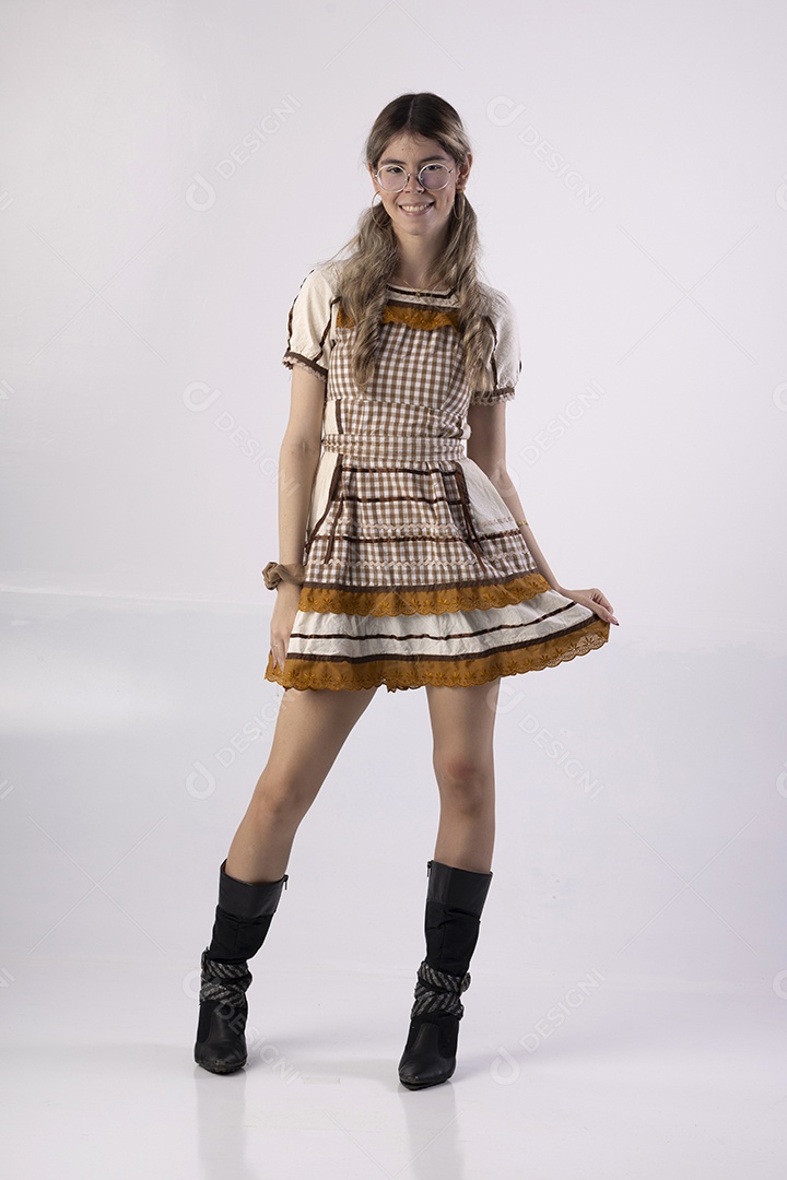 Jovem feliz com trajes juninos e pose