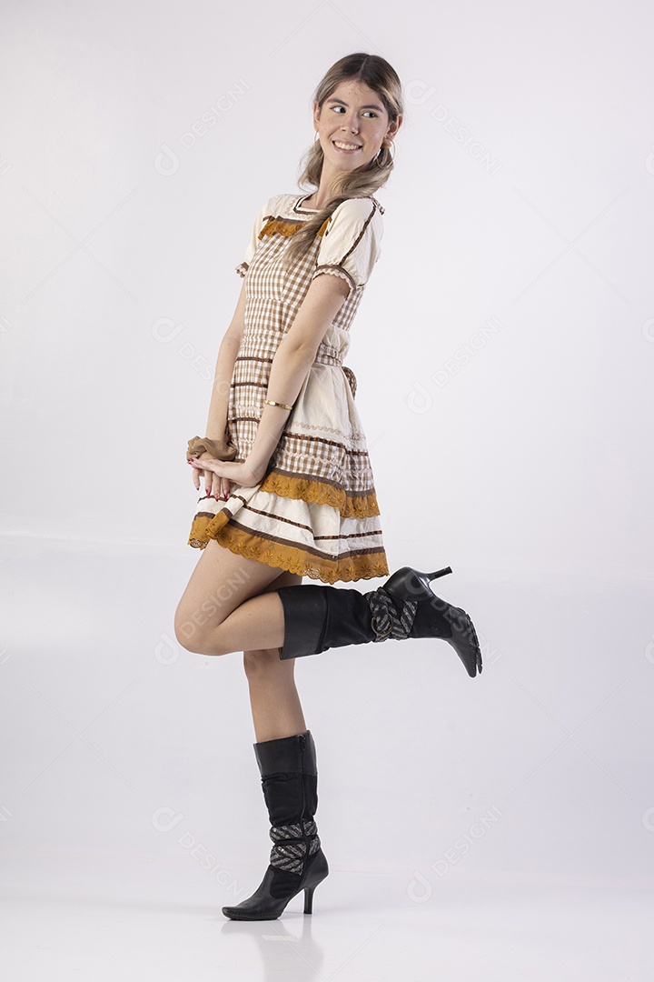 Jovem linda usando roupa de festa junina e acessórios