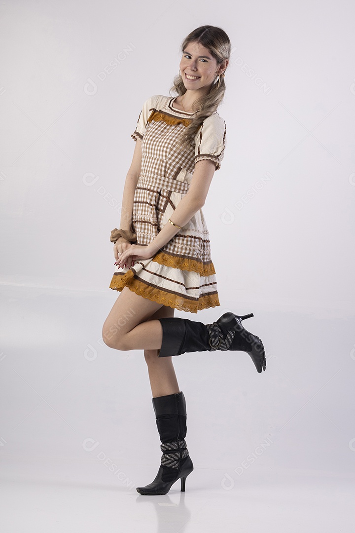 Jovem linda usando vestido junino com pose fofa