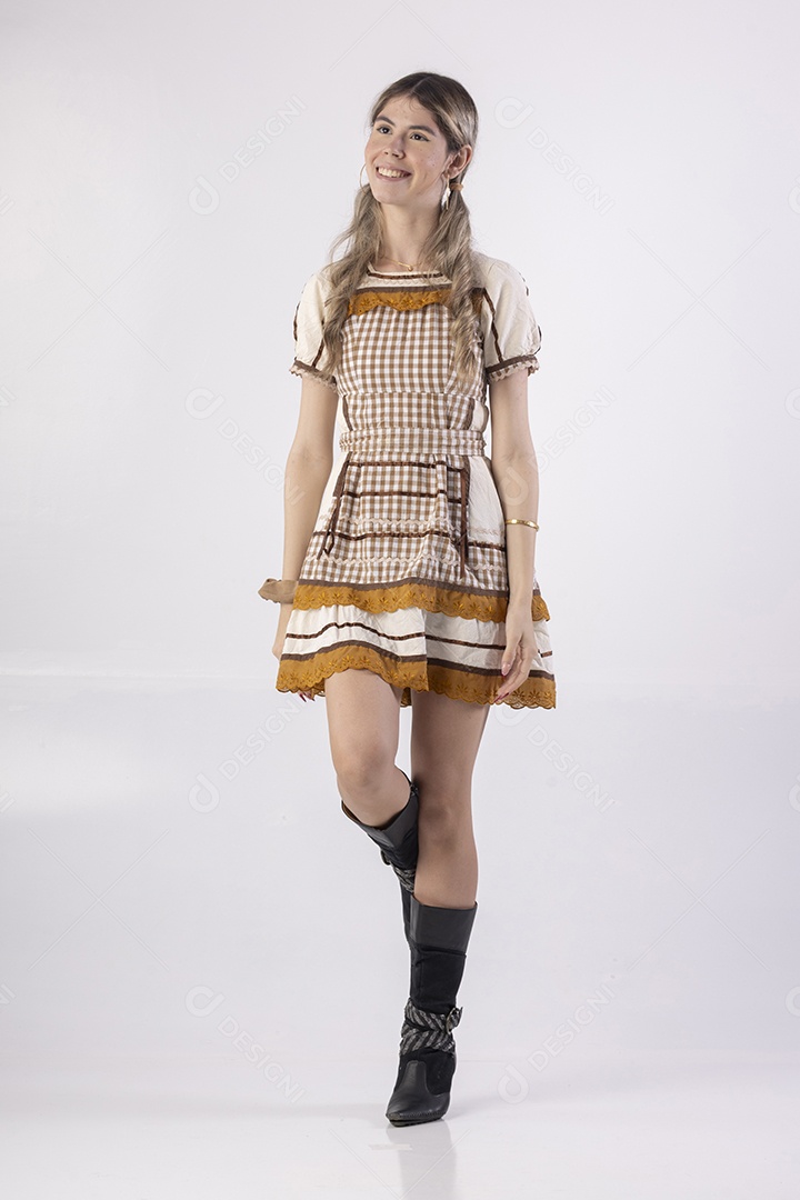 Jovem loira usando um vestido de festa junina com chapéu de palha