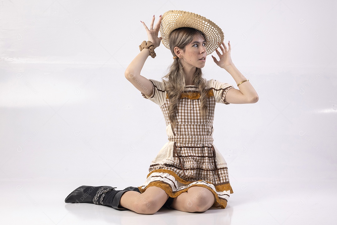 Jovem linda usando vestido de quadrilha e chapéu de palha