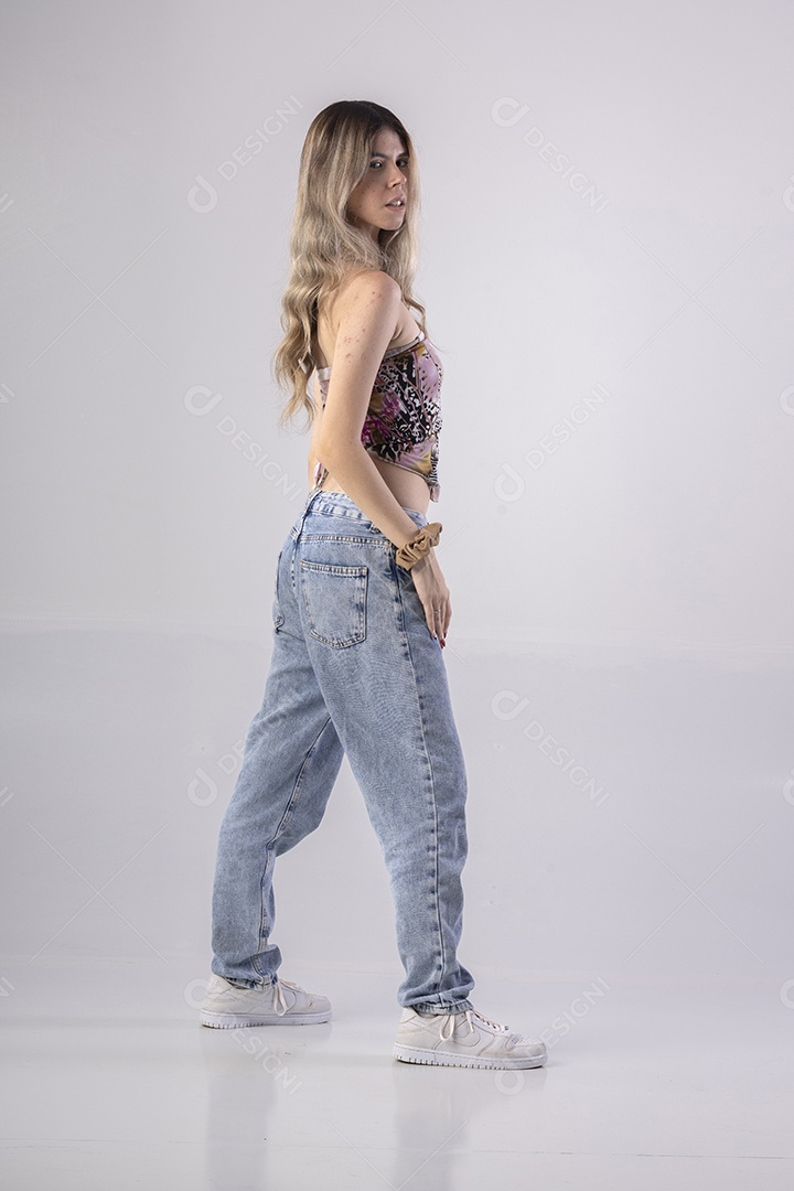 Menina jovem bonita em estudio profissional com foto de corpo inteiro